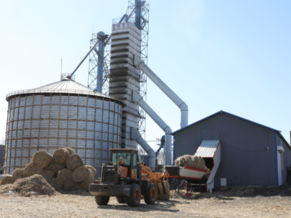 煤價(jià)上漲，糧食烘干用上生物質(zhì)秸稈大包直燃熱風(fēng)爐，一年省下30萬(wàn)